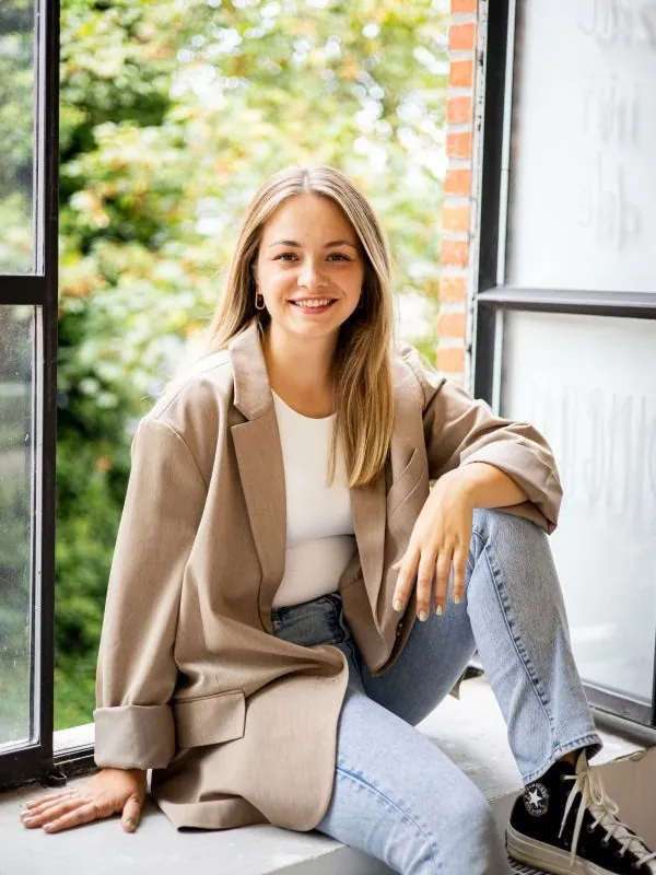 Willekeurige zittende vrouw